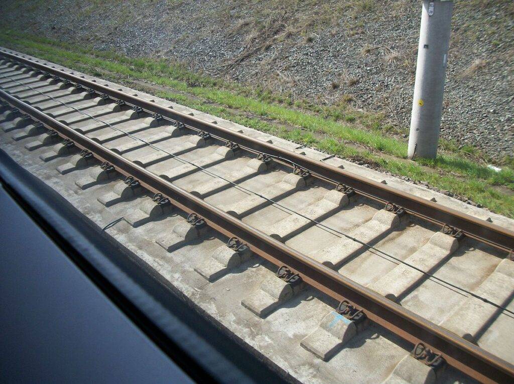 Train rail element Rail elements which could be created with self healing concrete