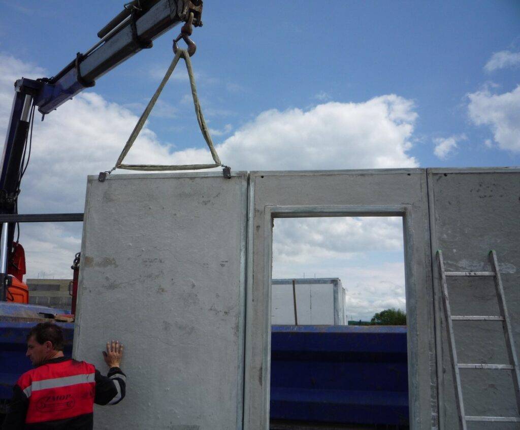 Picture of the assembly process followed for affordable housing projects The quick assemble process used in the delivery of affordable housing projects reduces material waste and environmental impact.